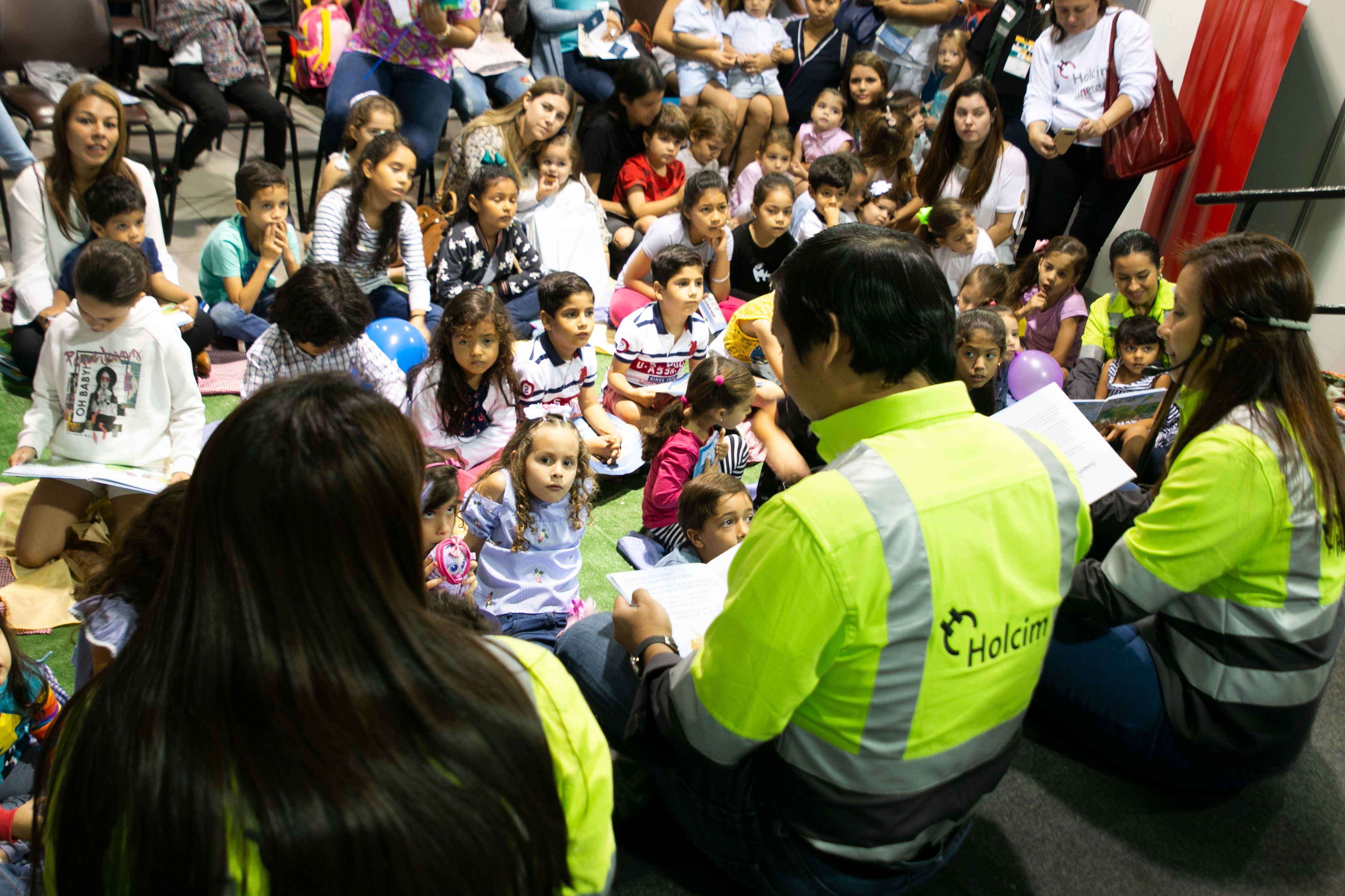 voluntarios-de-holcim-ecuador-haciendo-la-lectura-del-cuento-infantil.jpg