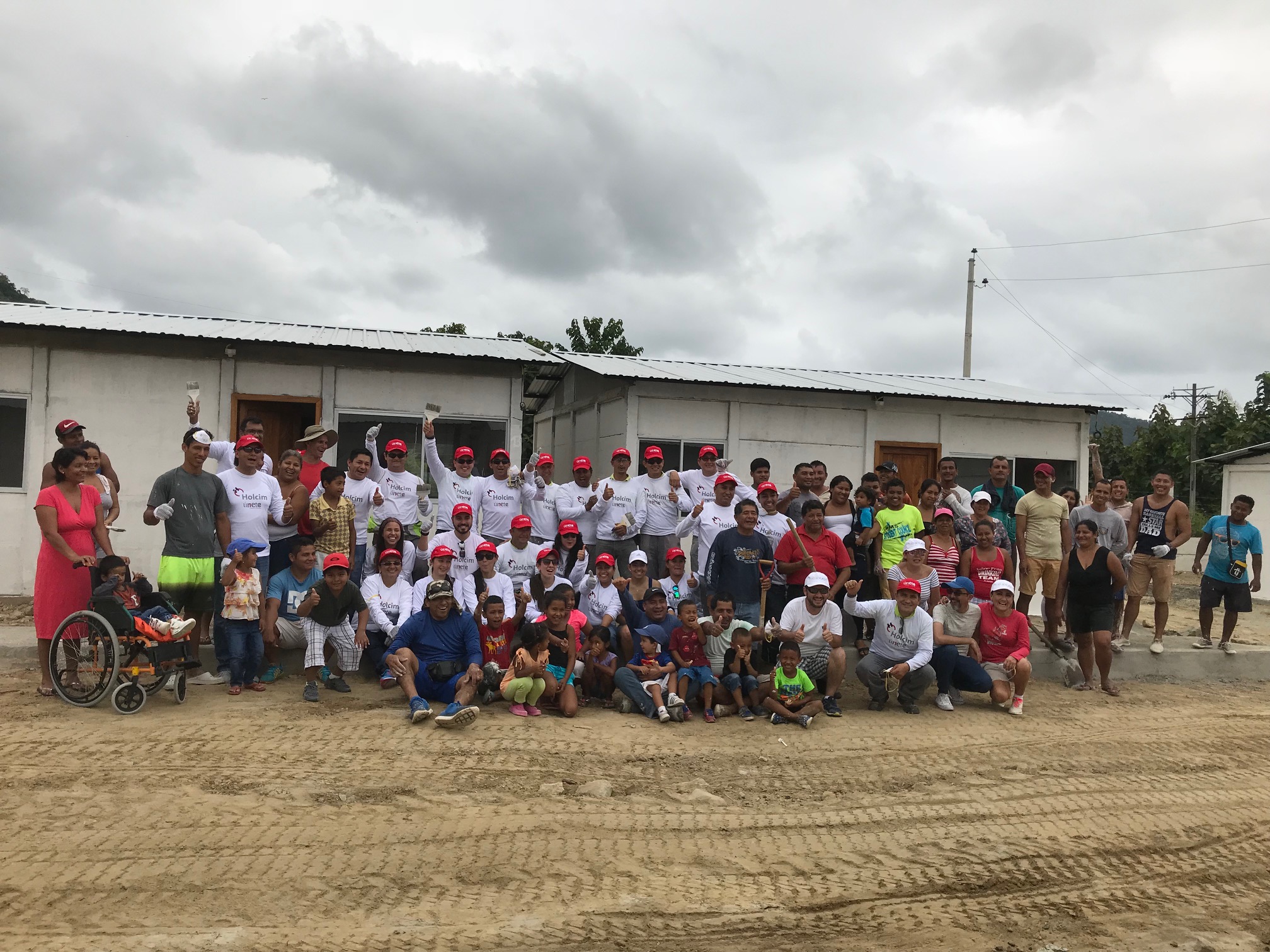 voluntarios de holcim pintando las viviendas junto a la comunidad voluntarios de holcim pintando las viviendas junto a la comunidad