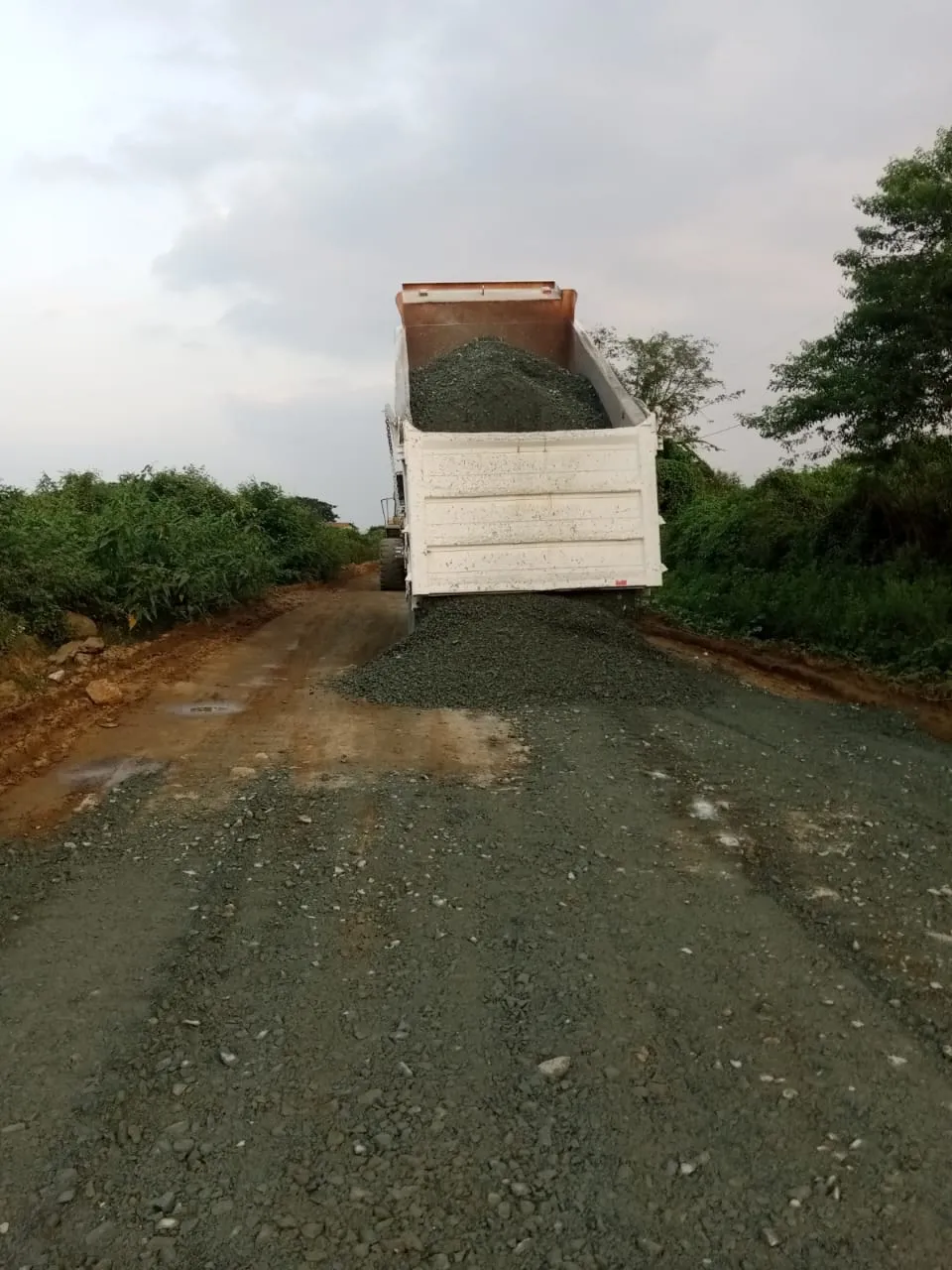 Inversión en estabilización de vía en Loma Alta