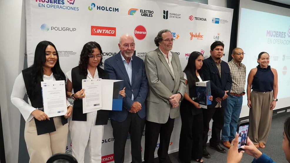 graduación de mujeres en operaciones noticia 3